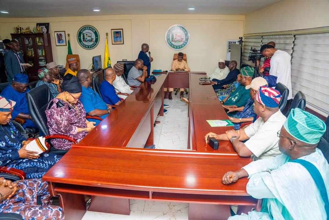 Alleged fund diversion: Ogun LG chairmen prostrate to beg Abiodun [VIDEO