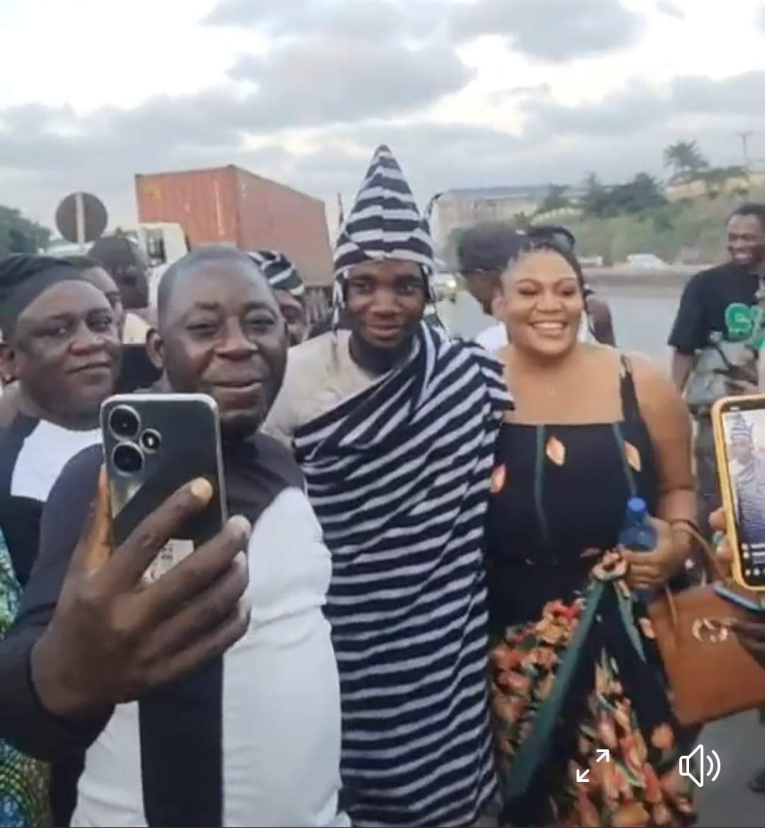 Cycling Davido’s fan gets heroic welcome as he arrives Lagos (PHOTOS)