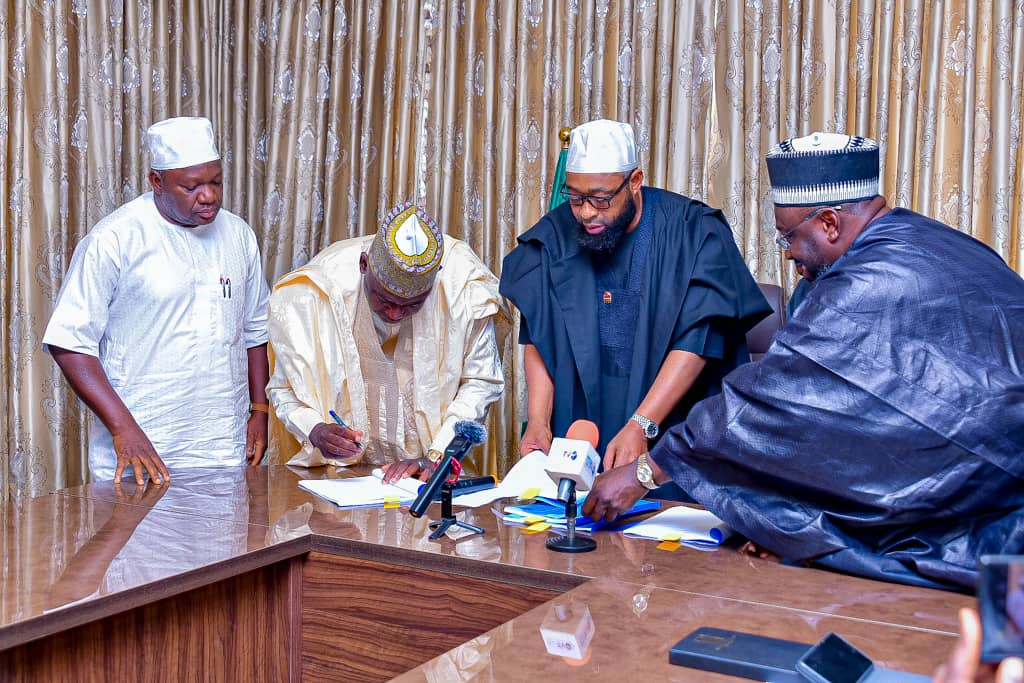 Niger govt signs contract for 556km road project