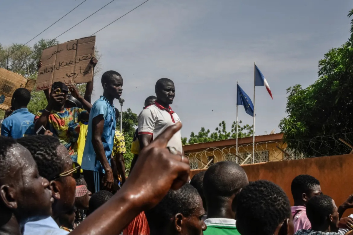 Thousands rally in support of Niger military coup