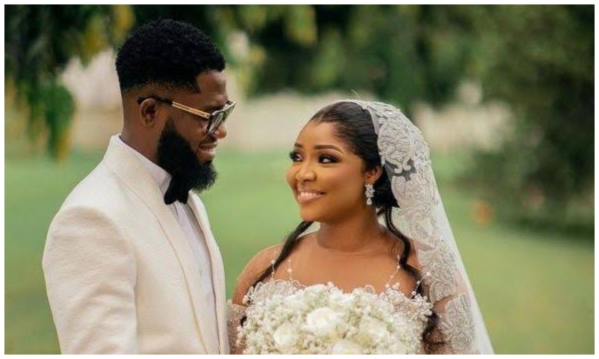 Ekene Umenwa’s husband reacts to video of wife kneeling before Bliss at their wedding